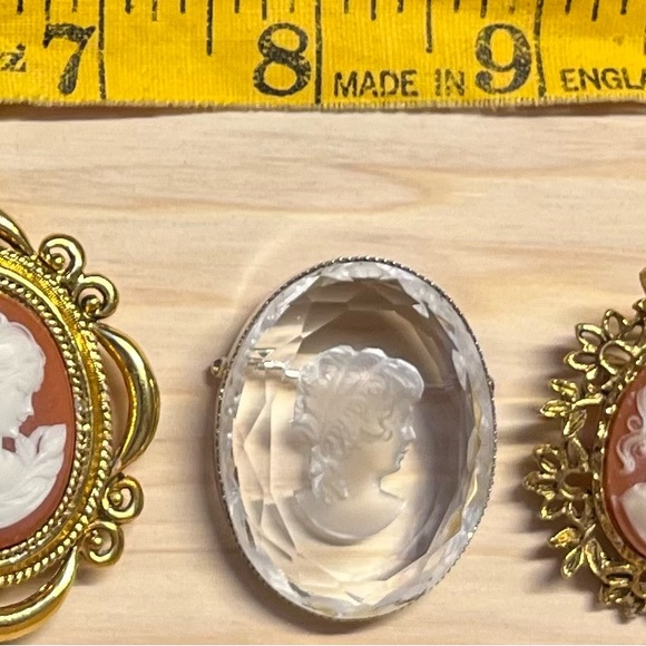 Vintage Etched Lucite Cameo Brooch - Picture 4 of 4